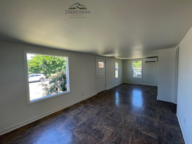 Building Photo - Newly remodeled house in a quiet neighborhood in Springfield