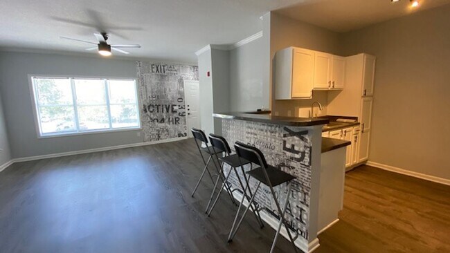 Building Photo - Beautiful 2/2 Condo Fully Remodeled!! A Must See to Appreciate!!