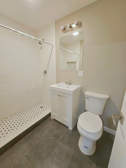 Building Photo - 44 Evergreen St