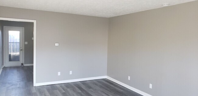 Building Photo - Newly updated 2 bedroom 1 bath duplex