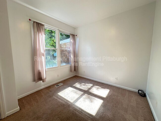 Building Photo - 822 Collins St