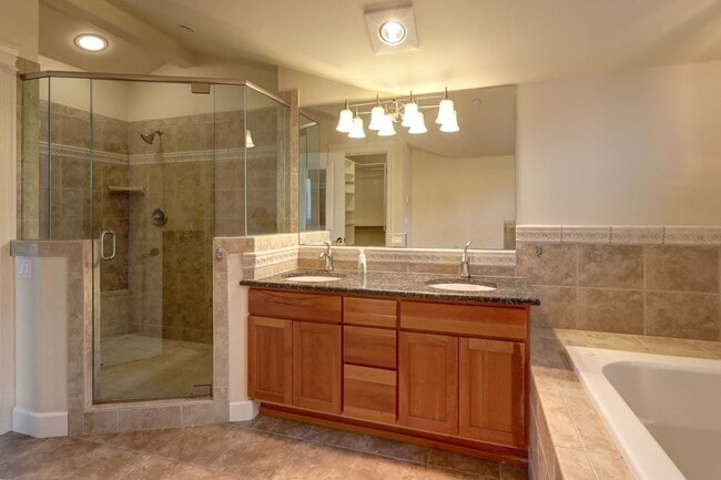 Building Photo - Grand 4 bedroom /2.5-bathroom Townhome w/ Sweeping Views of Lake Union & Cascades!