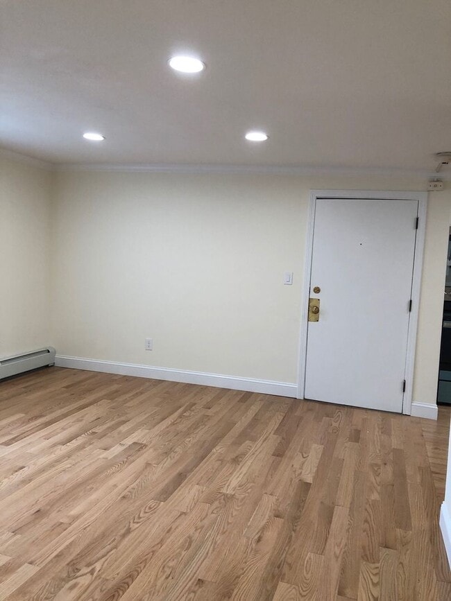 Building Photo - 2Br/1Bth apartment available June 1, 2026. Great location. Laundry in building!