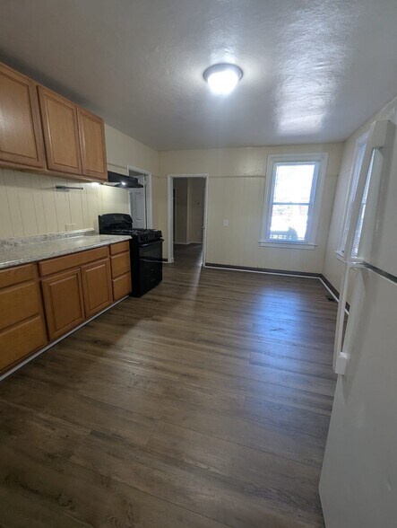 Building Photo - 34 Hallock St
