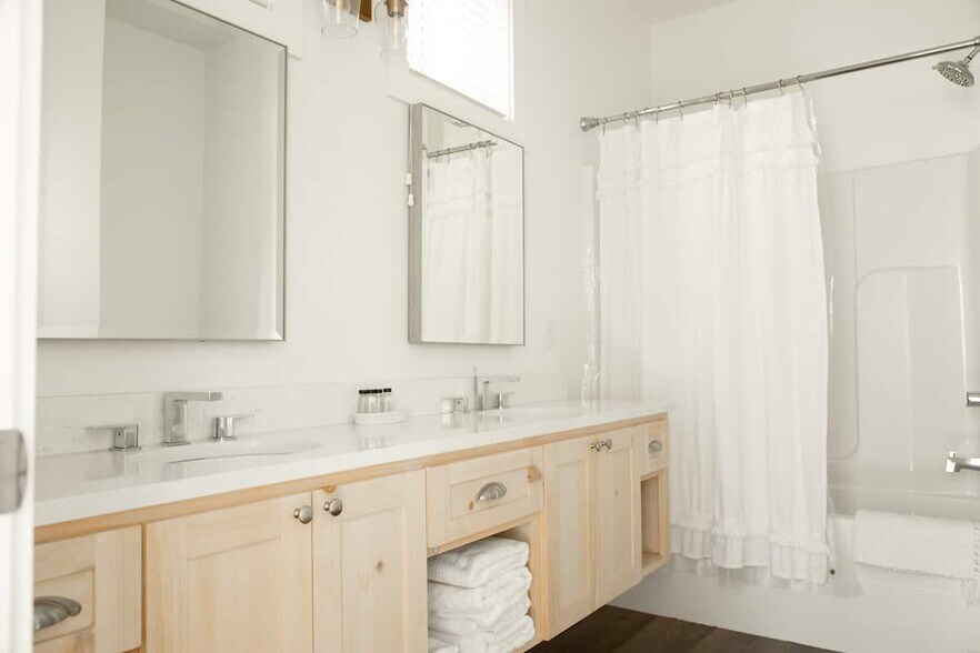 Building Photo - 2025 Loretta Parker Lane