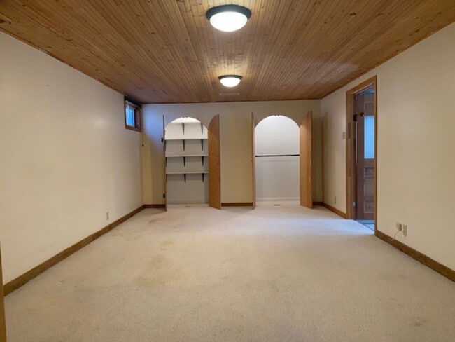 Building Photo - House For Lease