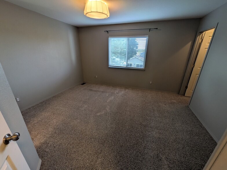 Master bedroom - 664 Walden Ct