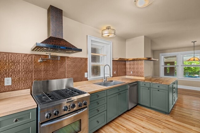 Building Photo - Gardener's Dream! 3-Bedroom, 1.5-Bath Home, Steps away from Tower Grove Park
