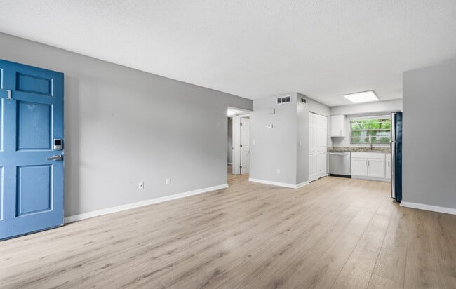 Building Photo - Expansive 2BR Downstairs Apartment Featuring a Fresh Remodel and Stainless Steel Essentials.