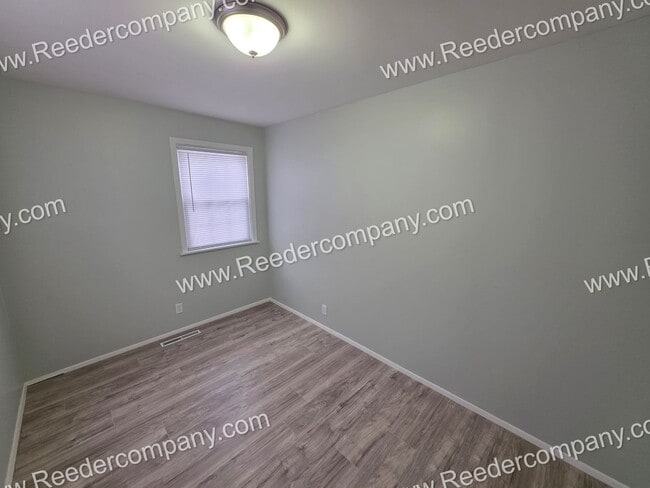 Building Photo - Large 4 bedroom 2 bathroom house