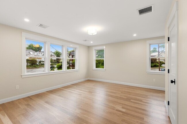 Building Photo - 47 Maplewood St