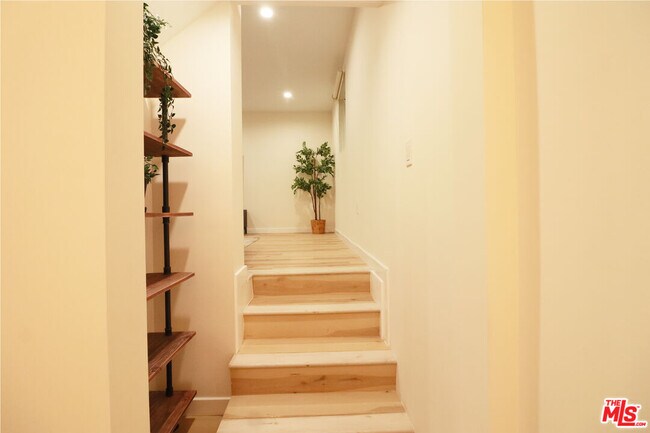 Building Photo - 9042 Phyllis Ave