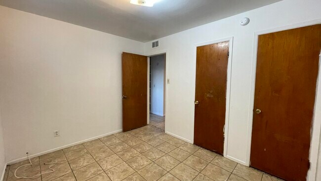 Building Photo - 9224 Montgomery Dr