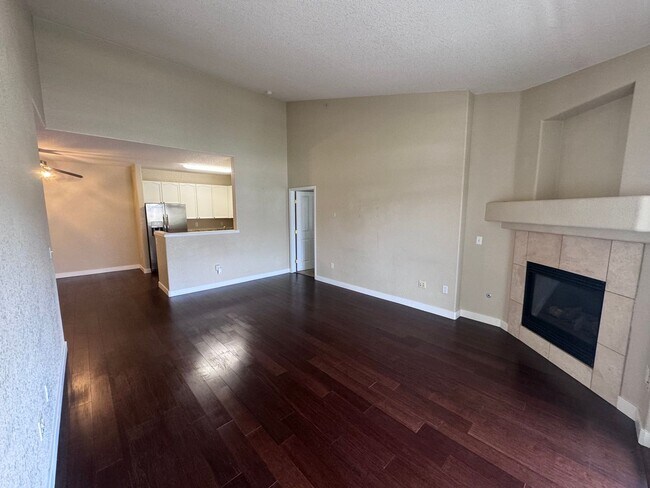 Building Photo - July 1st Move in! Top Floor 2 Bed / 2 Bath...