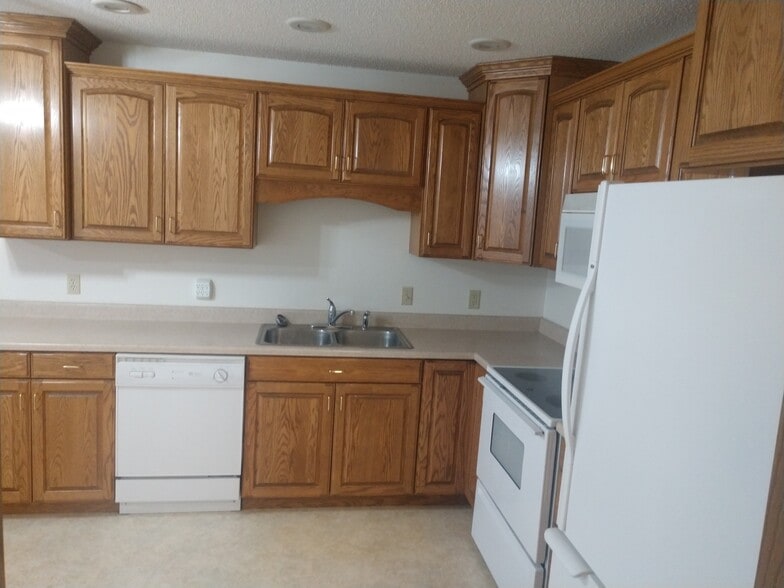 KITCHEN - 401 E Drake St