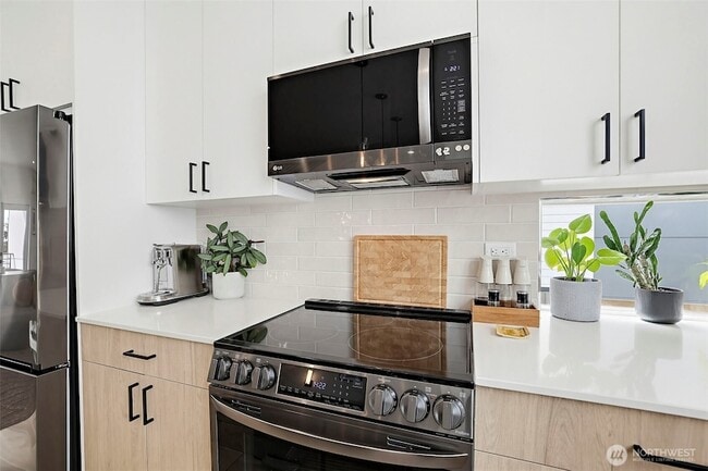 Building Photo - 902 N 86th St