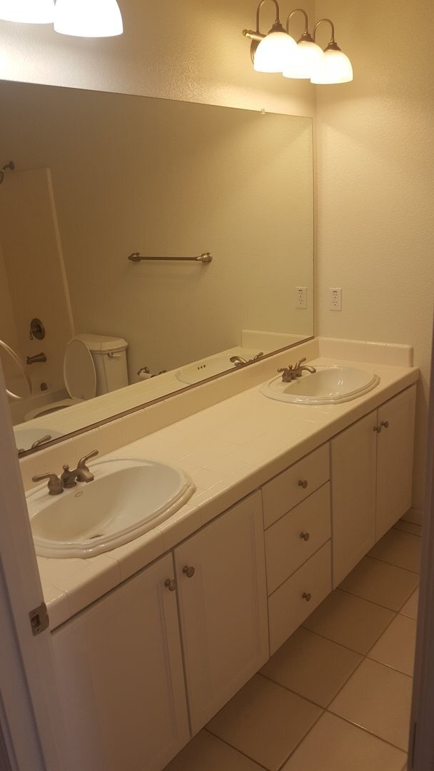 Building Photo - 4 Bedroom Home