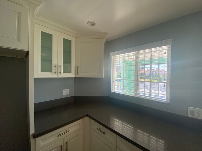 Building Photo - Spacious & Bright 3 bedroom/ 2 bathrooms f...