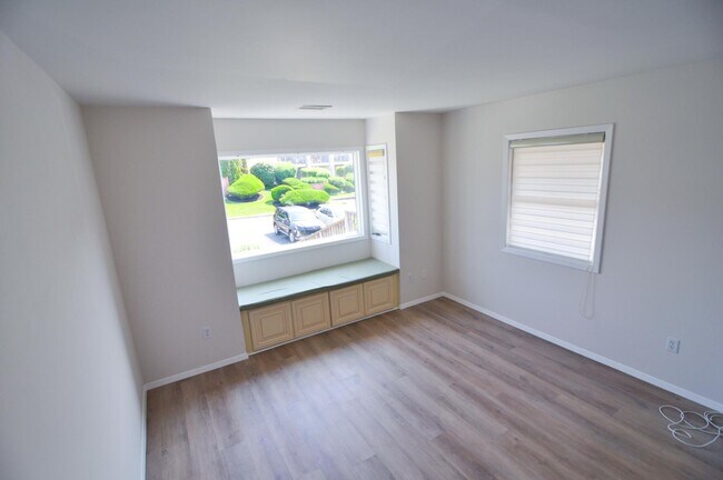 Building Photo - 806 Bluffs Dr N