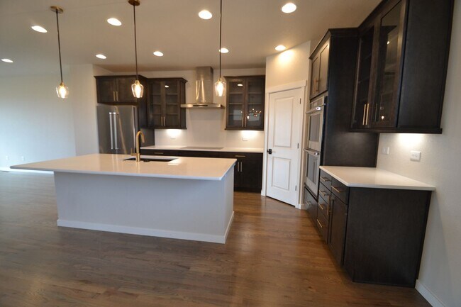 Building Photo - 2 Bedroom Home with VIEWS of the Mountains