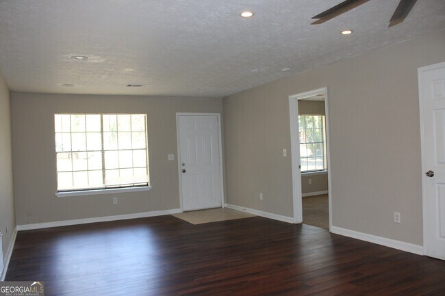 Building Photo - 61 Scoby Ct