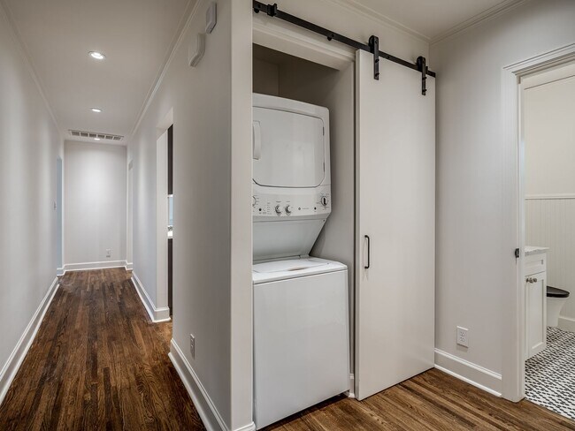 Building Photo - Luxury Living in the Heart of Tulsa
