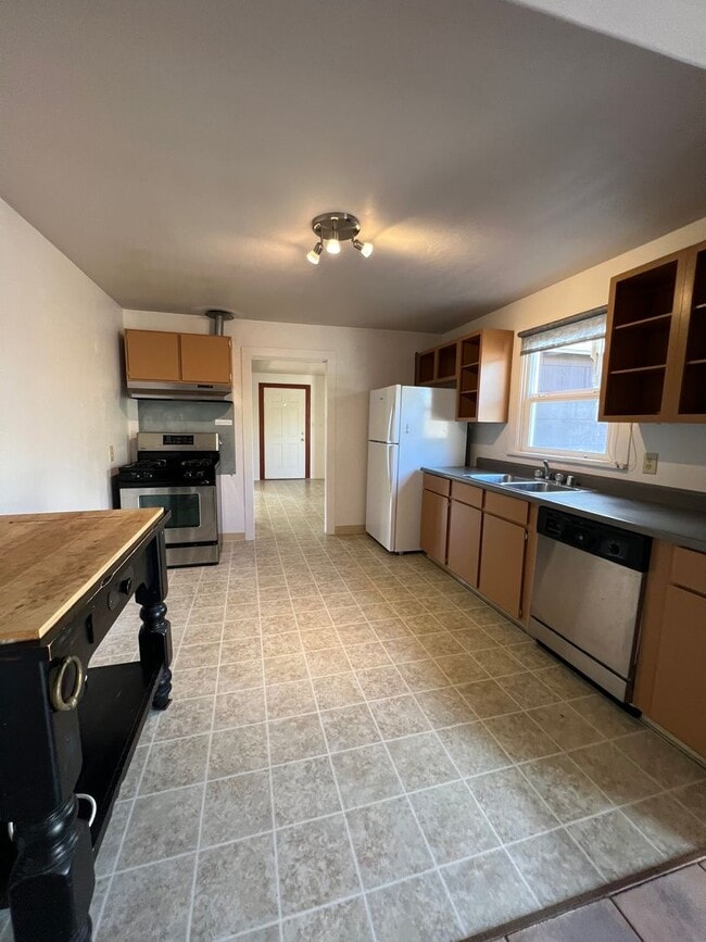 Building Photo - Charming Fields Landing House w/ Large Garage!