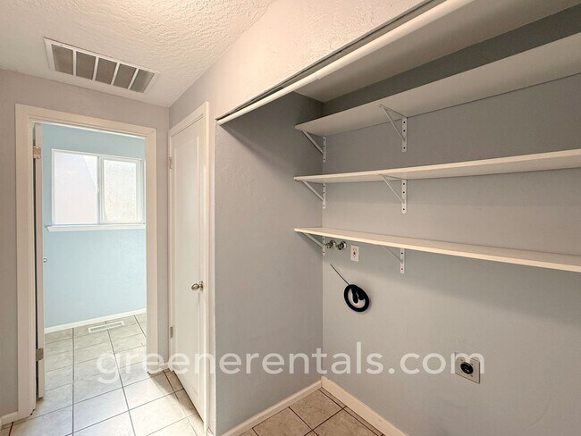 Building Photo - 3BD/1.5BA in Desired West Olympia Location