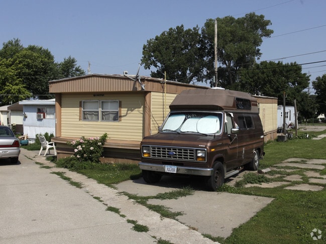 Building Photo - Robert's Mobile Home Court
