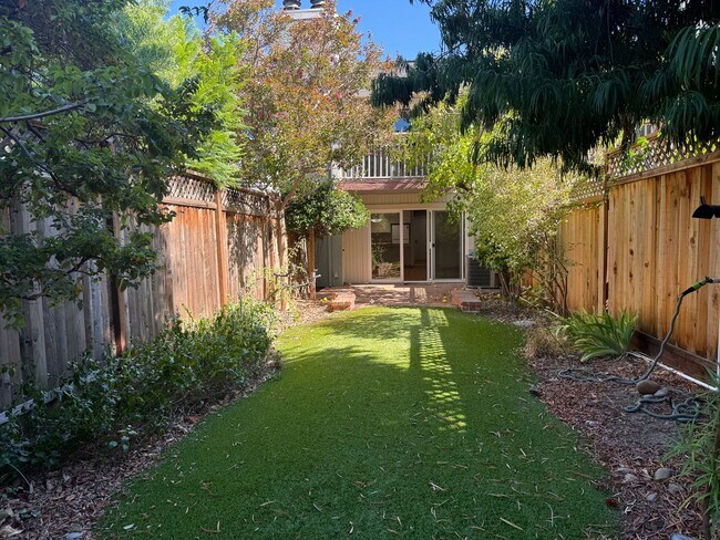 Building Photo - Bright 2 Bed 2 Bath Townhouse in Campbell!