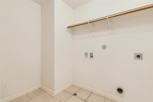 Building Photo - HUGE 5 BEDROOM HOME FOR RENT IN LUCKEY RAN...