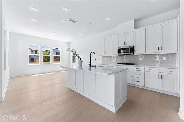 Building Photo - 123 Bosal