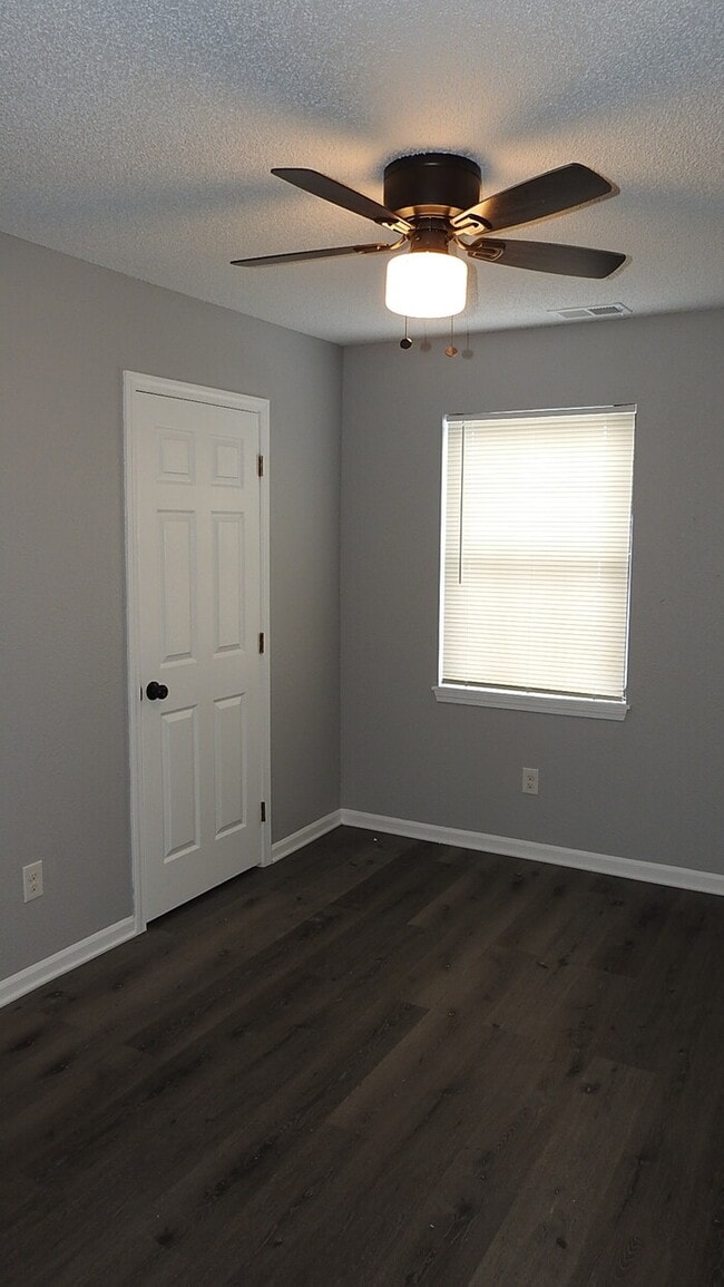 Building Photo - 3 bed 1.5 - Blue Springs Townhome