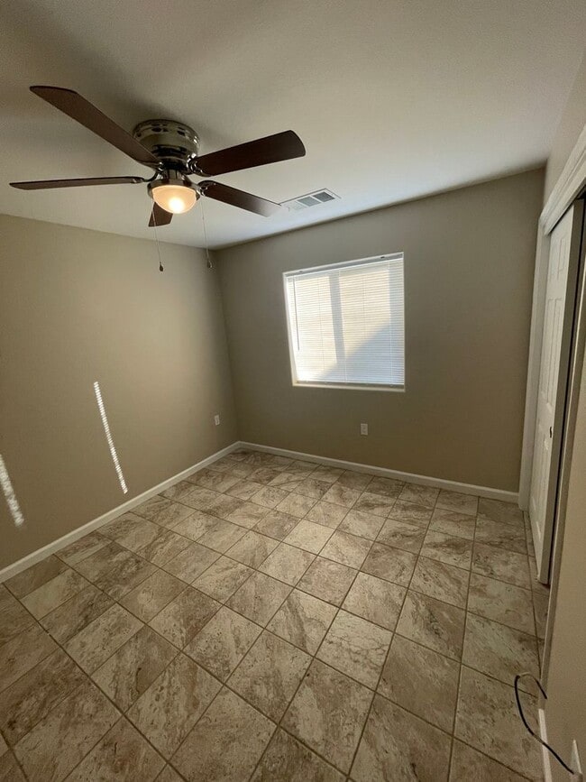 Building Photo - 354 1/2 S. G ST- 3 BEDROOM 1 BATH- EXETER