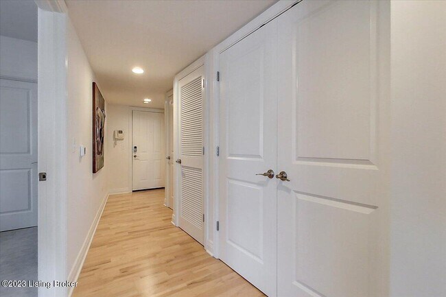 Building Photo - 10605 Meeting St