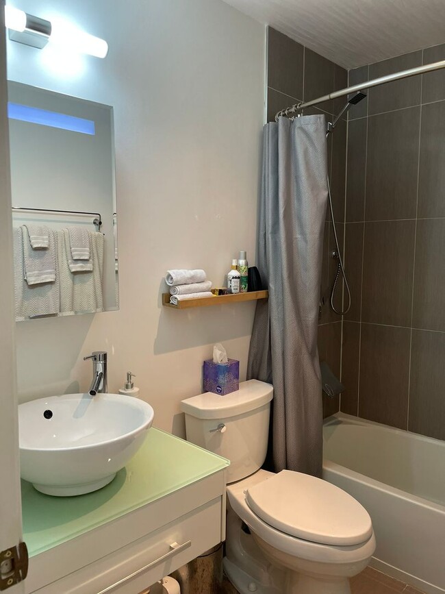 Building Photo - Three Bedroom Townhouse on Eisenhower Aven...
