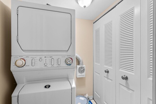 Building Photo - 2 Bed 1 Bath - Georgetown Village Condo - ...