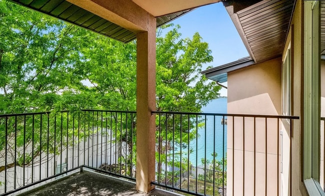 Building Photo - Lake Front Condo! Available NOW!