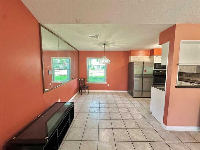 Building Photo - 1765 Hialeah Dr