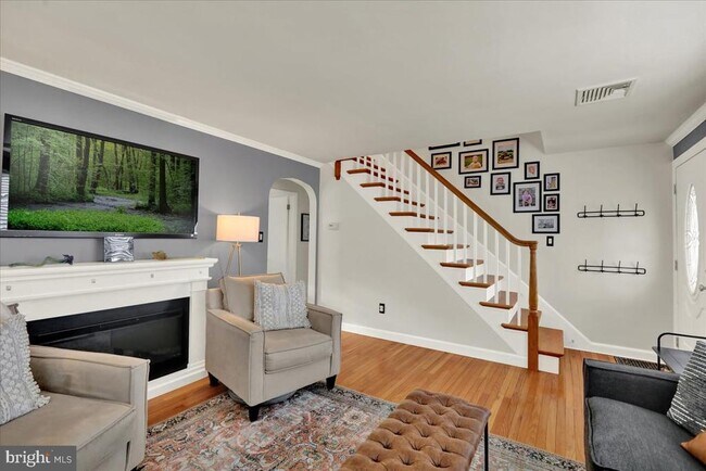 Building Photo - 88 E College Ave