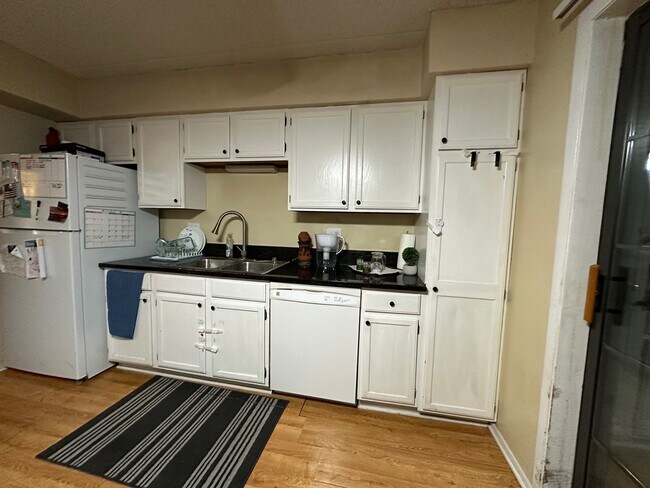 Building Photo - 1504 W Jefferson Ave