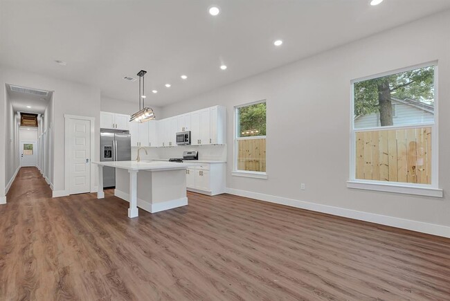 Building Photo - 112 S San Jacinto St