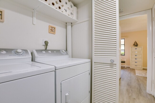 Building Photo - 3722 SE 12th Ave