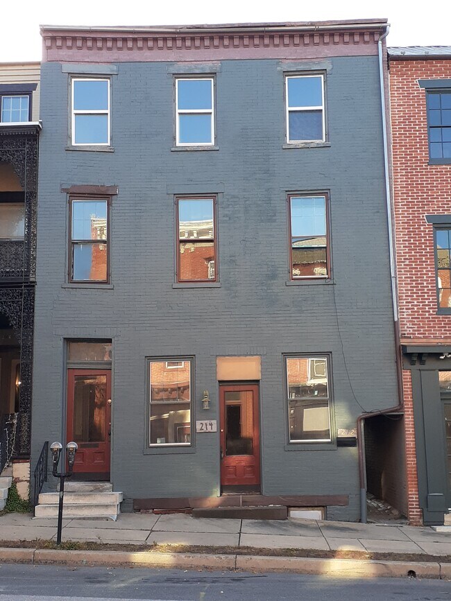 Primary Photo - 212 Locust St