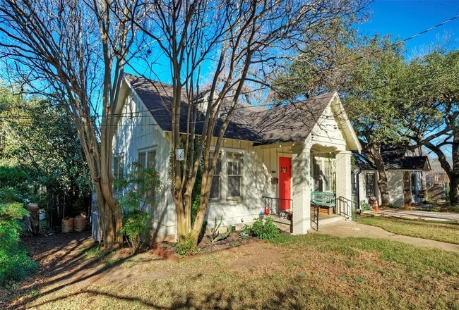 Building Photo - 1704 Alameda Dr