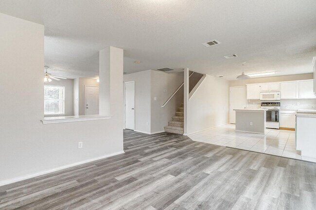 Building Photo - Ready for New Tenants- Large 3 bed, 2.5 bath in West Fort Worth- 76108