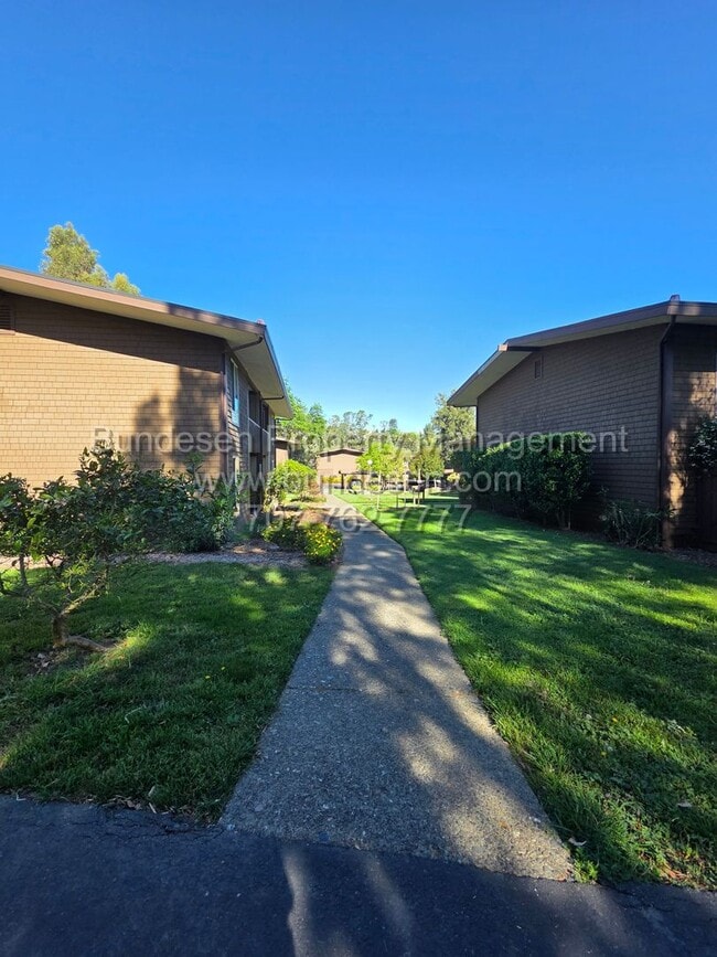 Building Photo - 9 Forest Ln