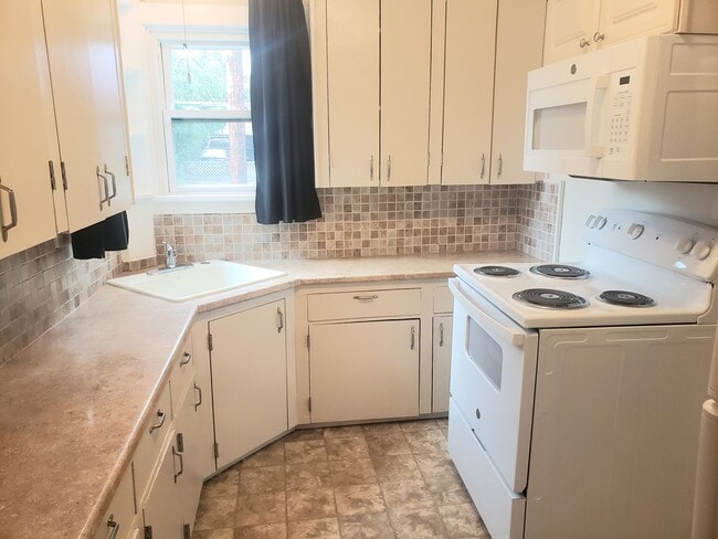 Building Photo - Charming Cottage in Woodburn with Large Yard!