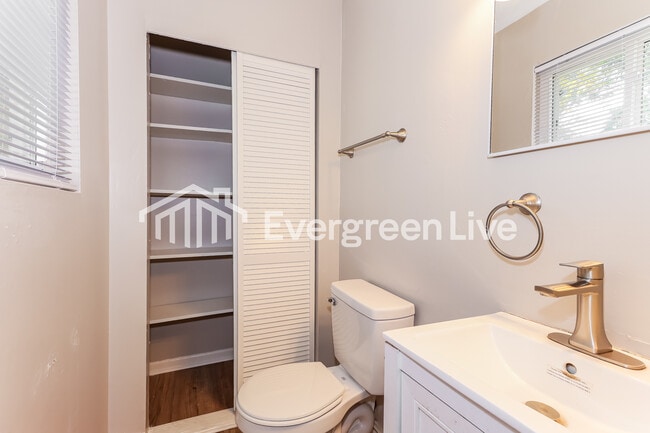 Building Photo - 3609 Massoit Dr