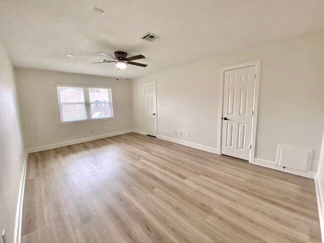 Building Photo - 1121 E San Augustine St